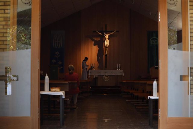 Archivo - Un sacerdote momentos antes de oficiar misa en una parroquia.