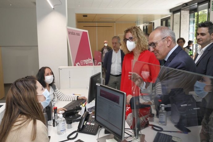 El diputado general Ramiro González y la diputada foral de Fomento del Empleo, Comercio y Turismo, Cristina González, han visitado este jueves las nuevas dependencias.