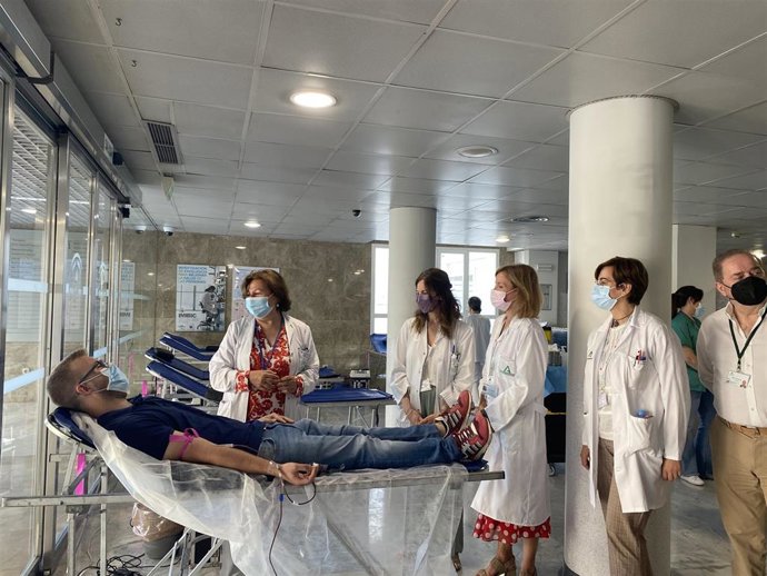 Responsables sanitarios del Centro de Transfusión y el Hospital Reina Sofía hablan con uno de los donantes.