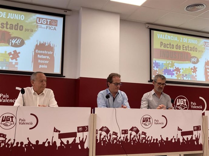 Ismael Sáez, Pedro Hojas y Daniel Argente durante la rueda de prensa de UGT PV por un pacto de Estado por la Industria