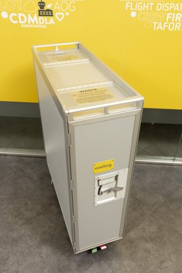 Archivo - Nuevo carrito que Vueling ha implementado en los aviones para recliclar los residuos