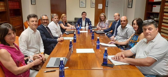 El consejero de Desarrollo Económico y Empresarial, Mikel Irujo, junto a los miembros del Consejo del Trabajo Autónomo de Navarra