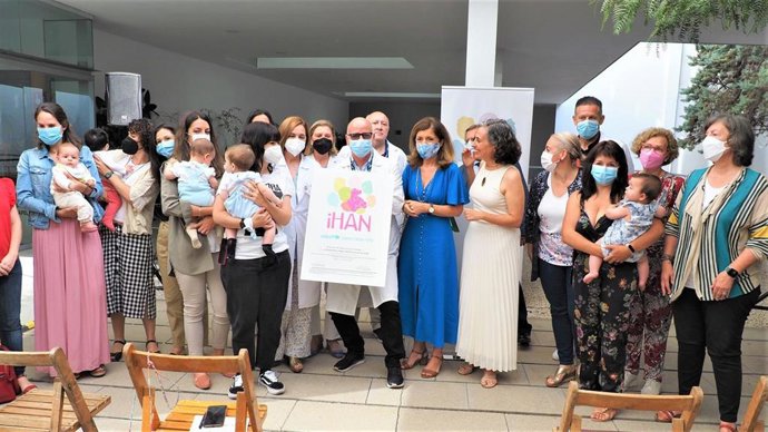 La delegada del Gobierno andaluz en funciones y de Salud y Familias, María Jesús Botella, entregado a la UGC Lucano la acreditación de la fase 4D de la Iniciativa para la Humanización de la Atención al Nacimiento y Lactancia.