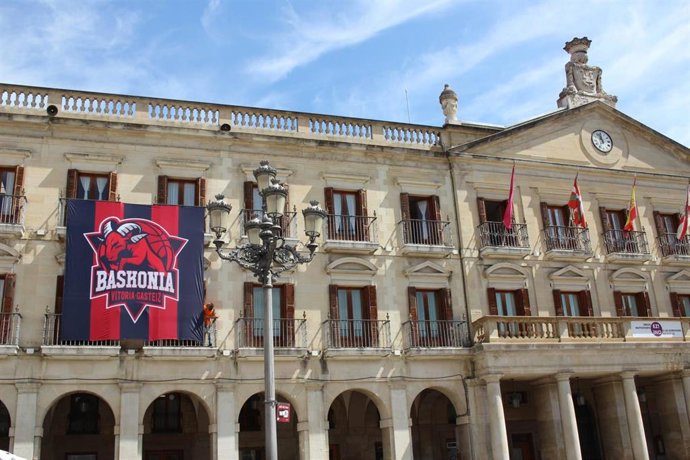 El Ayuntamiento de Vitoria-Gasteiz con una lona del Baskonia