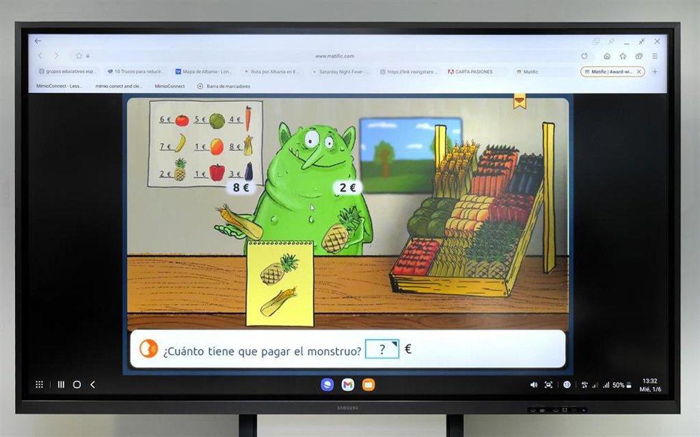 Tableta para educación de Samsung con actividades matemáticas