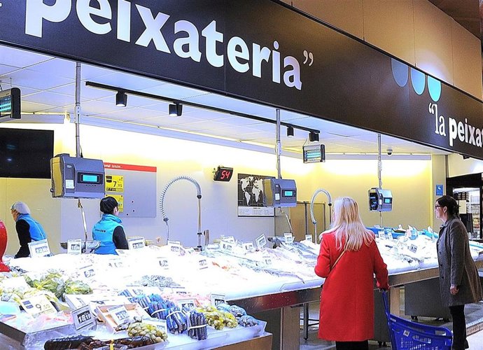 Pescadería en un supermercado Caprabo.