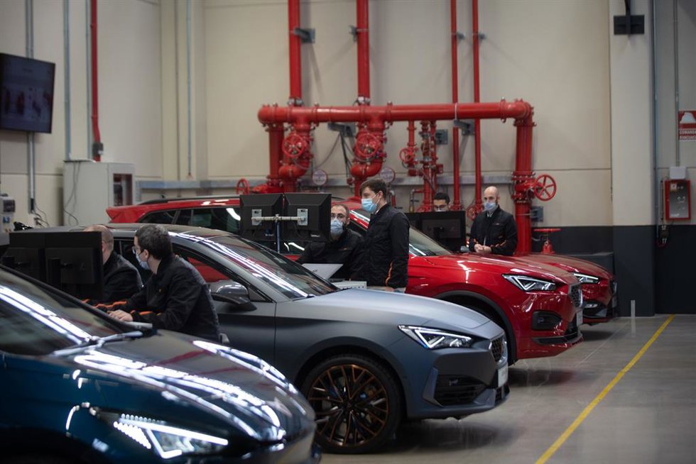 Archivo - Varios trabajadores en una fábrica de automóviles