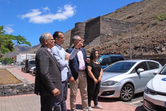 El presidente del Cabildo de La Gomera, Casimiro Curbelo, evalúa solares donde se van a construir viviendas públicas