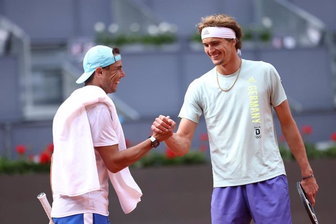 Archivo - Rafael Nadal y Alexander Zverev se saludan durante un entrenamiento en el Mutua Madrid Open 2022