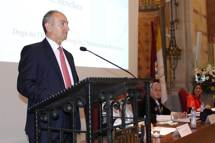 El decano del Icab, Jesús Sánchez, en la UAO CEU