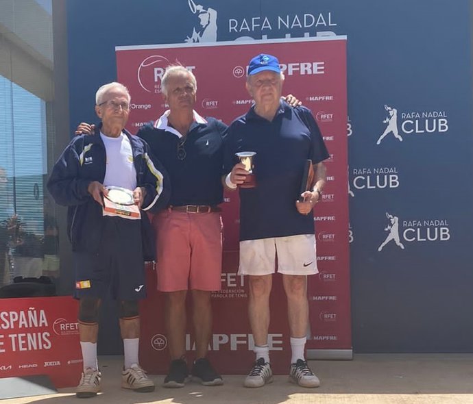 Enrique Ayala y Manuel Villanueva, finalistas en el Campeonato de España de tenis de veteranos de 2022 en la Rafa Nadal Academy.