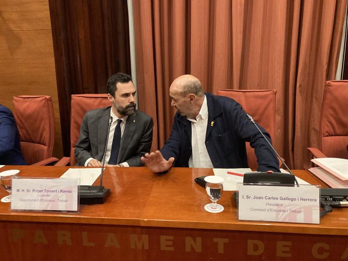El conseller d'Empresa i Treball de la Generalitat, Roger Torrent, i el president de la Comissió d'Empresa i Treball del Parlament, Joan Carles Gallego