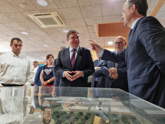 El ministro de Agricultura, Pesca y Alimentación, Luis Plana, visita la finca experimental Las Palmerillas en El Ejido (Almería).