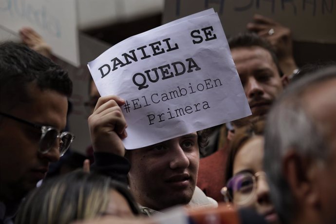 13 May 2022, Colombia, Bogota: People take part in a demonstration outside Colombia's Attorney General's Office following the removal of Mayor of Medellin Daniel Quintero. Quintero appeared before the Attorney General's Office to be notified of his dism