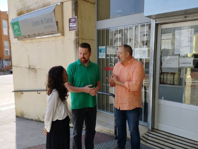 Los número 1 y 2 de Por Andalucía, Alejandro García y Silvia Zambrano, en las puertas del Centro de Salud de Las Adoratrices.