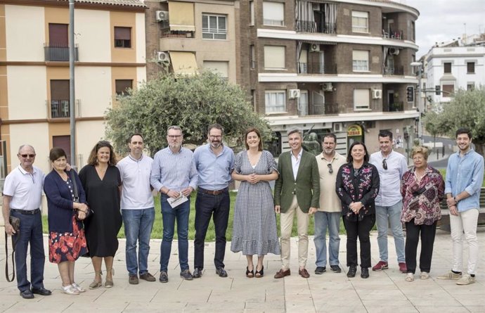 Adolfo Molina, Javier Vacas, Cristina Piernagorda y Andrés Lorite, en el centro de la imagen, junto a afiliados y simpatizantes del PP en Baena.