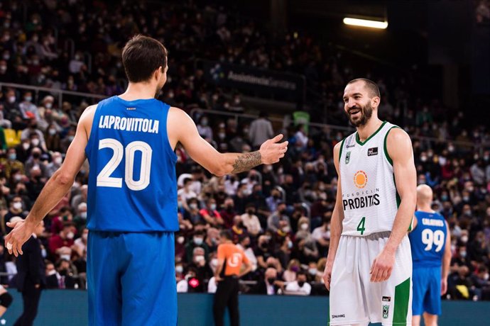 Archivo - Pau Ribas of Club Joventut Badalona speak with Nico Laprovittola of FC Barcelona during the ACB Liga Endesa  match between FC Barcelona and Club Joventut Badalona at Palau Blaugrana on January 30, 2022 in Barcelona, Spain.