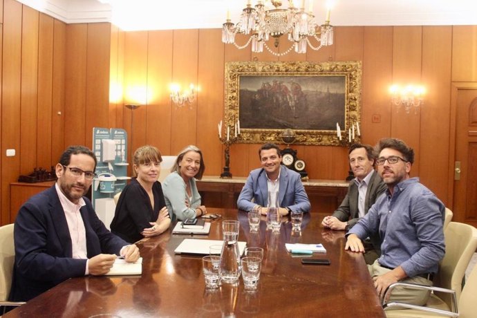 Reunión entre los representantes del Ayuntamiento y la empresa que realizará el espectáculo del Alcázar.