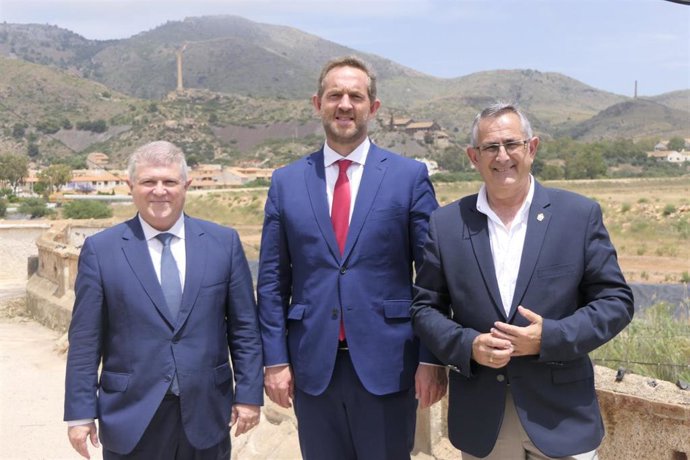 El Secretario de Estado de Turismo, Fernando Valdés, en el centro, junto al alcalde de La Unión, Pedro López Milán (derecha de la imagen) y el delegado del Gobierno, Pepe Vélez (a la izquierda)