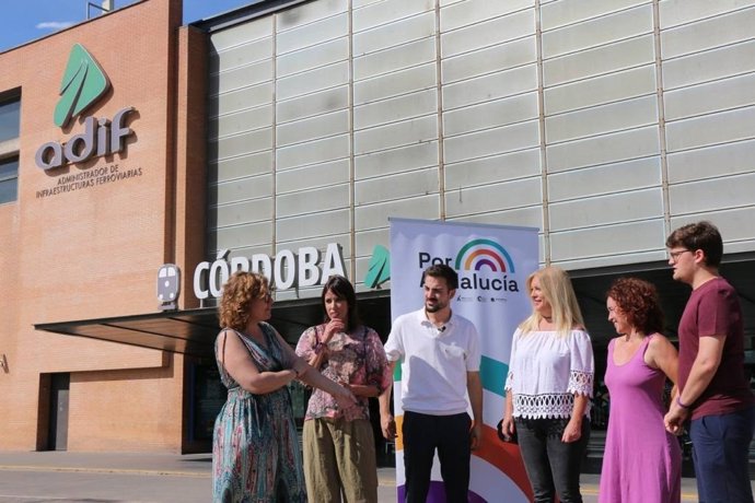 José Manuel García Jurado (centro), junto a otros candidatos y miembros de Por Andalucía, ante la estación de trenes de Córdoba.