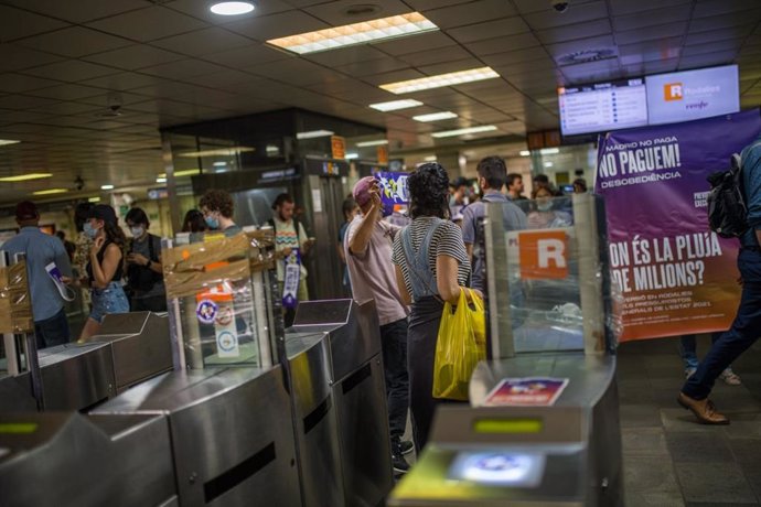 Imagen del Collectiu Batec precintando la estación de Plaza Catalunya