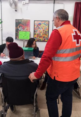 Archivo - Cruz Roja facilita el voto a personas mayores con problemas de movilidad.