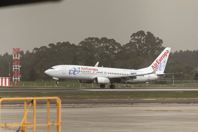 Archivo - Un avión en el aeropuerto de Asturias, a 15 de marzo de 2022