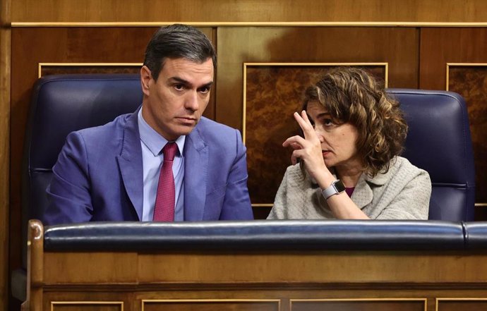 Archivo - El presidente del Gobierno, Pedro Sánchez, y la ministra de Hacienda, María Jesús Montero, conversan en una sesión plenaria, en el Congreso de los Diputados.