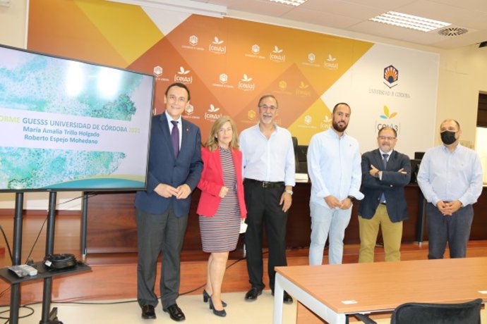 El rector junto a los directores del Informe GUESSS y los responsables de emprendimiento en la UCO.