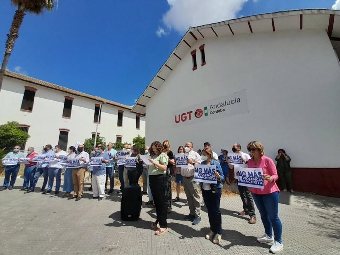 Concentración de sindicalistas de UGT Córdoba contra la  violencia de género ante su sede.