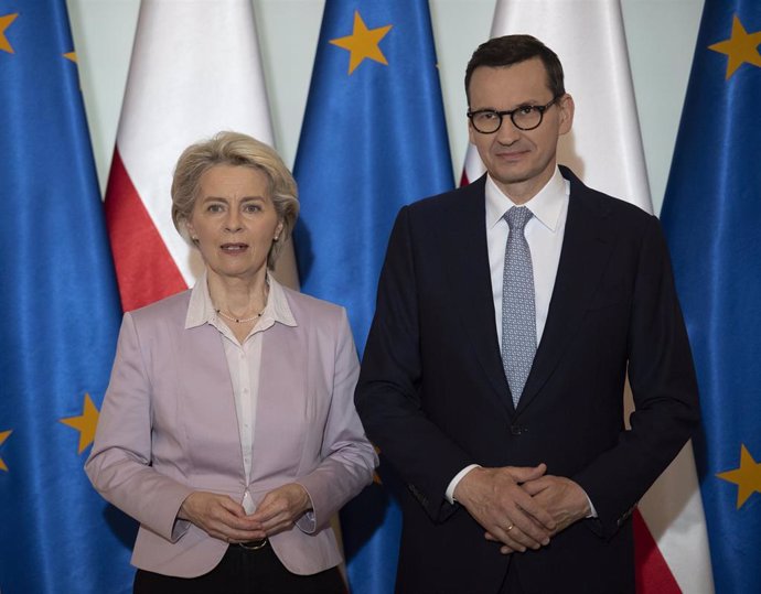 La presidenta de la Comisión Europea, Ursula von der Leyen, junto con el primer ministro de Polonia, Mateusz Morawiecki, durante una visita a Varsovia