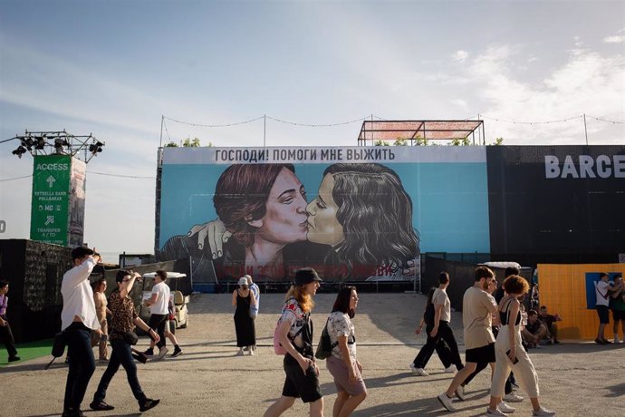 Dibujo de un beso entre la alcaldesa de Barcelona, Ada Colau, y la presidenta de la Comunidad de Madrid, Isabel Díaz Ayuso, en una lona en el Festival Primavera Sound de Barcelona