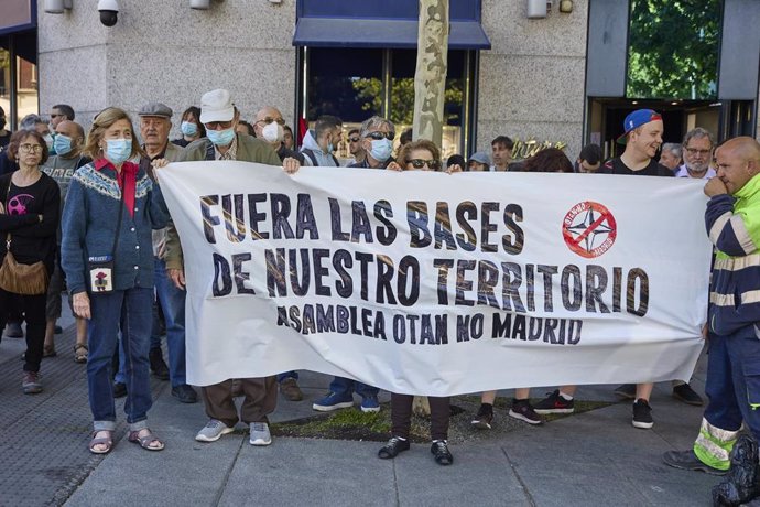 Varias personas, con una pancarta que reza 'Fuera las Bases de nuestro Territorio, asamblea OTAN No Madrid' en una concentración contra la renovación de las bases militares, frente a la Embajada de Estados Unidos, a 7 de mayo de 2022, en Madrid (España)