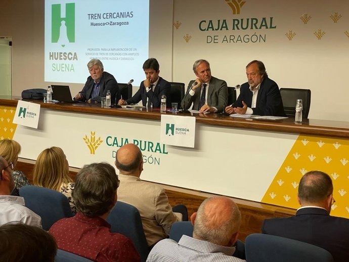 El alcalde de Zaragoza, Jorge Azcón, en el debate sobre el tren de Cercanías organizado por Huesca Suena