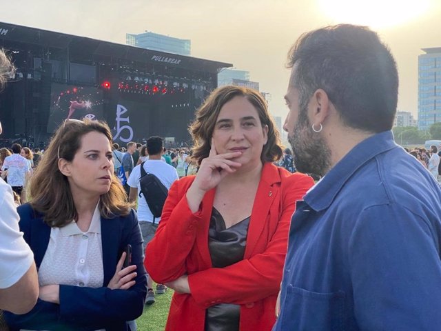 La alcaldesa de Barcelona, Ada Colau, durante su visita al Festival Primavera Sound de Barcelona