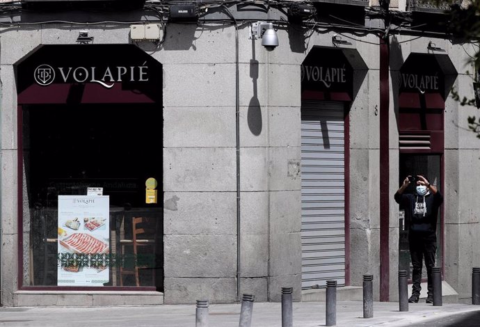 Archivo - Entrada de un restaurante de la cadena Volapié un día después de que el Gobierno presentara su plan de desescalada en la crisis del coronavirus y de que el sector de la hostelería se pronunciara en su contra, en Madrid (España), a 29 de abril 