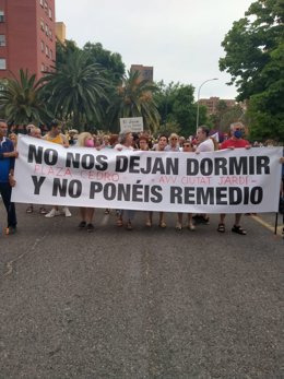 Vecinos de Ciudad Jardín y plaza Honduras de Valncia se manifiestan para reclamar con una protesta su "derecho fundamental" al descanso