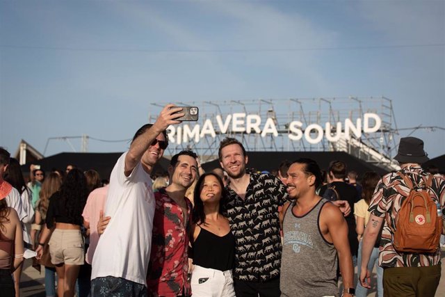 Un grupo de asistentes al Festival Primavera Sound de Barcelona se fotografían en la entrada del festival en su primer día de celebración en el Parc del Fòrum de Barcelona