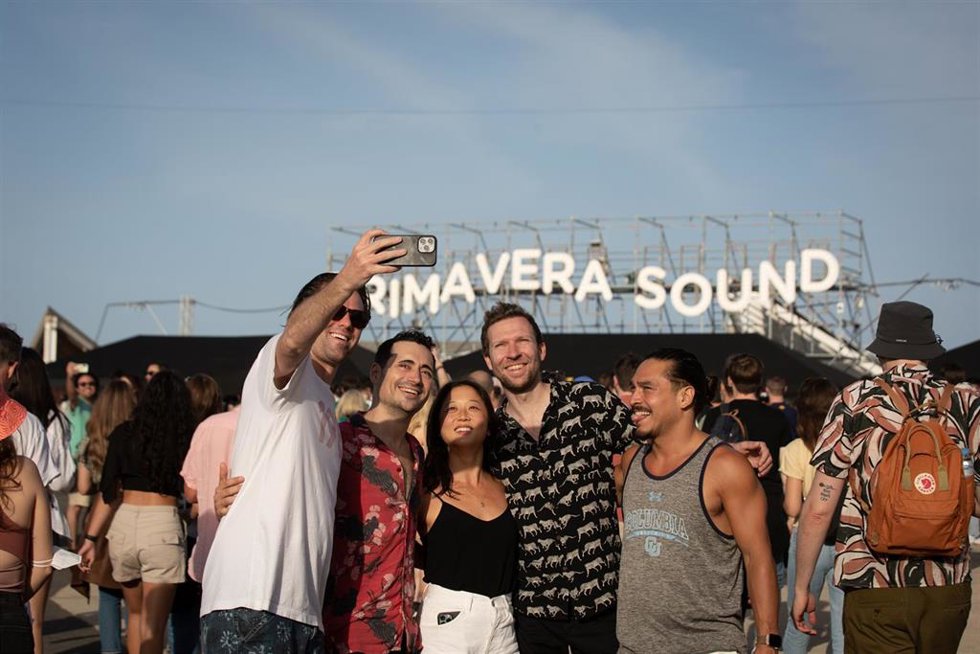 Un grupo de asistentes al Festival Primavera Sound de Barcelona se fotografían en la entrada del festival en su primer día de celebración en el Parc del Frum de Barcelona