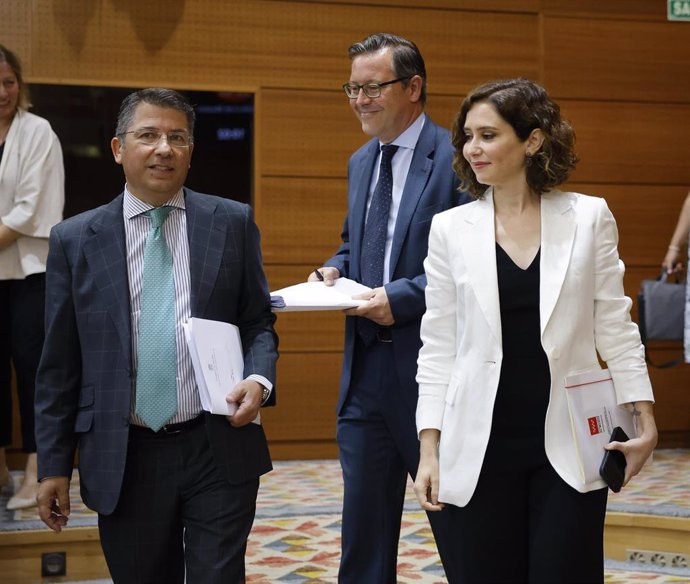Pedro Muñoz Abrines, designado nuevo portavoz del PP en el Asamblea de Madrid, Isabel Díaz Ayuso y Alfonso Serrano hasta ahora portavoz del PP en la cámara regional