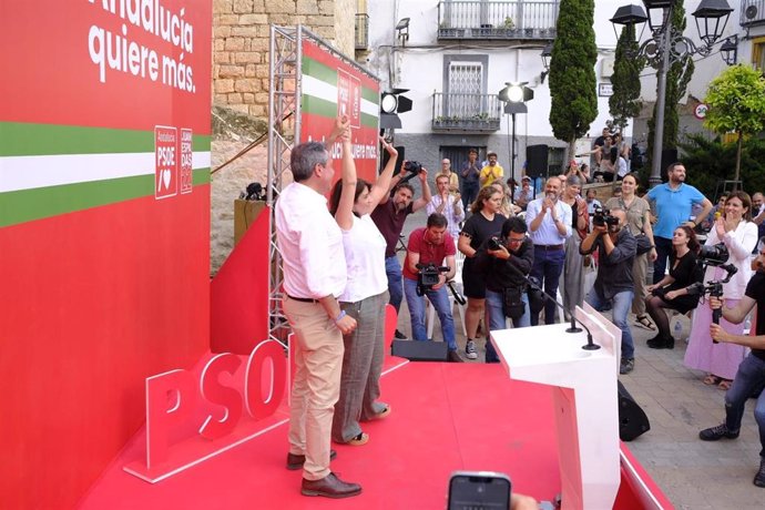 El secretario general del PSOE-A y candidato a la Junta, Juan Espadas, y la vicesecretaria general del PSOE, Adriana Lastra, en el acto de inicio de campaña del PSOE-A en Jaén ante las elecciones andaluzas del 19 de junio.