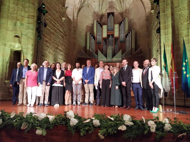 Foto de familia de autoridades y jurados de los certámenes literarios de la Diputación de Cáceres