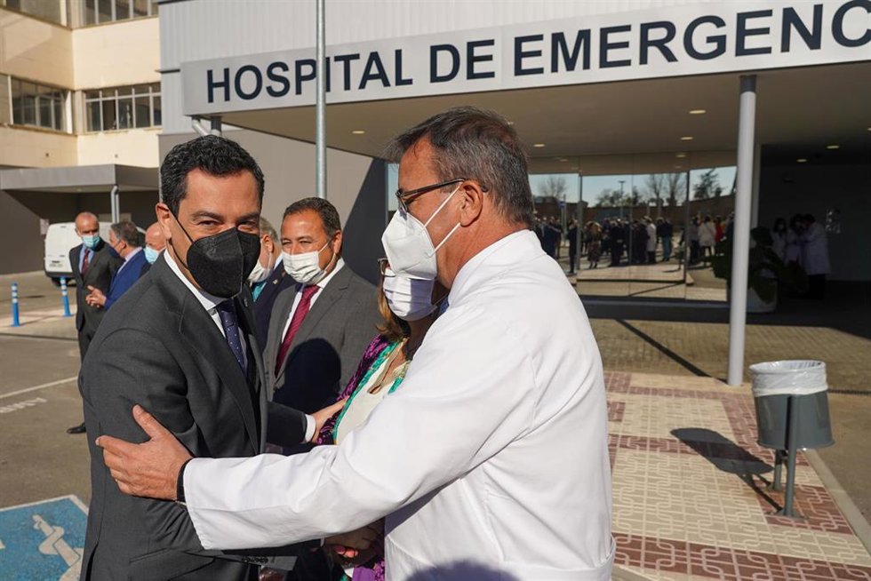 Archivo - El presidente de la Junta de Andalucía,  saluda a u sanitario a la llegada a la inauguración de las  tres nuevas plantas en servicio del  antiguo Hospital Militar de Sevilla, actual Hospital de Emergencia Covid-19 a 02 de febrero 2022