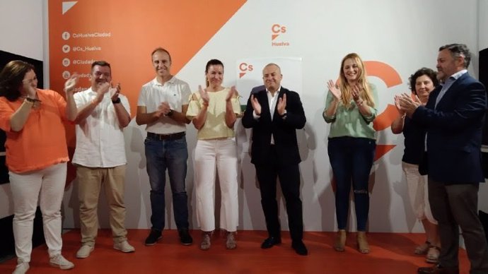 El cabeza de lista de Cs por Huelva, Julio Díaz, junto a otros miembros de la candidatura en el acto de arranque de campaña.