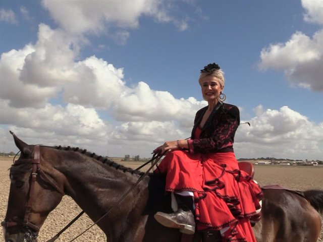 Ana María Aldón, a caballo en el camino al Rocío