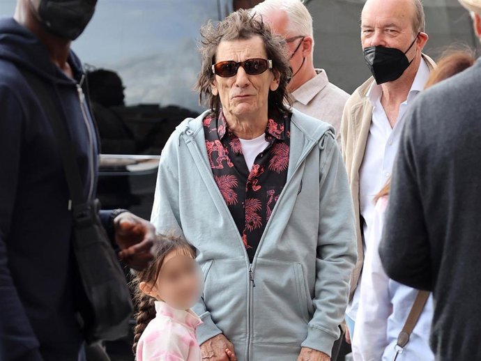 Ronnie Wood, con una de sus hijas a su llegada al Museo del Prado
