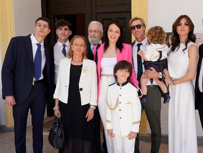 FUTI Y ROMINA CELEBRAN LA PRIMERA COMUNIÓN DE ENZO