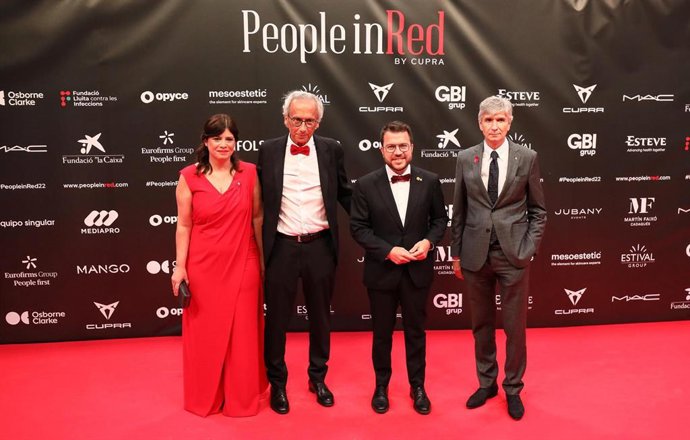 La consellera de Investigación y Universidades, Gemma Geis; el presidente de la Fundación Lucha contra las Infecciones, el doctor Bonaventura Clotet; el presidente de la Generalitat, Pere Aragons; y el conseller de Salud, Josep Maria Argimon