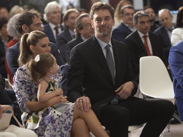 El exjugador de baloncesto, Pau Gasol, su mujer Catherine McDonnell y su hija, en el acto de entrega de la Gran Cruz de la Real Orden del Mérito Deportivo