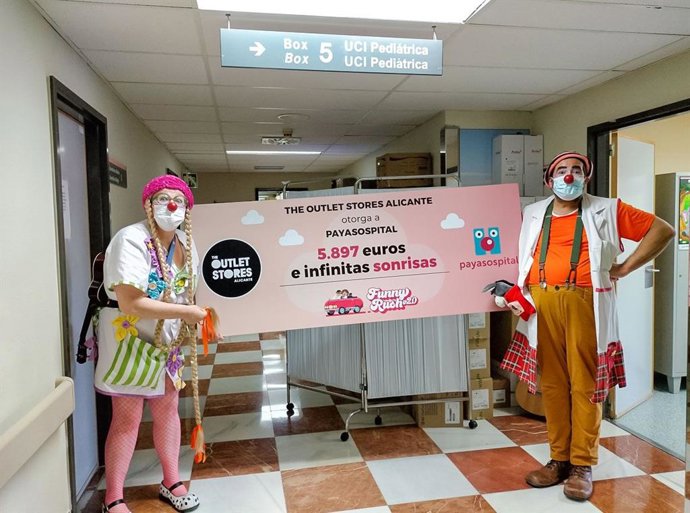 Entrega de cheque en el Hospital de Alicante.
